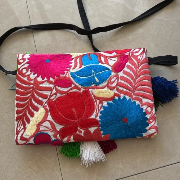 Floral embroidered tassel clutch - Picture 4 of 5